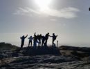 Siluett av en gruppe mennesker i sola